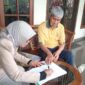

Keterangan foto: Jenderal TNI (Purn) Yunus Yosfiah saat menandatangani surat